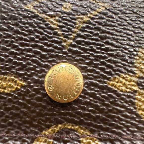 55. Louis Vuitton Monogram Sarah Wallet - Picture 4 of 16